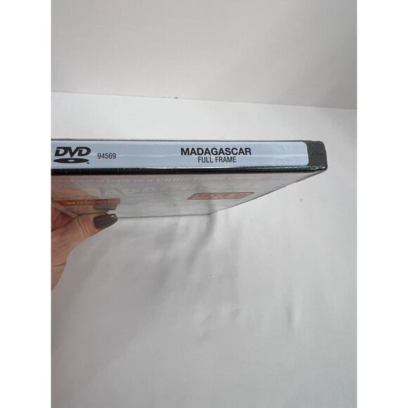 New Sealed Dreamworks Madagascar DVD W/ Bonus set of 4 Exclusive Wristbands - Picture 4 of 4